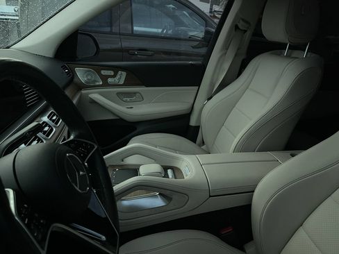 Used 2024 Mercedes-Benz GLS 450 4MATIC image 9