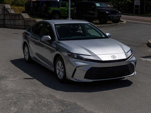 Used 2025 Toyota Camry LE AWD/4WD image 3