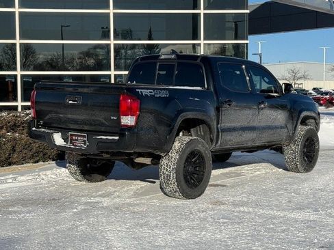 Used 2016 Toyota Tacoma TRD Sport image 3