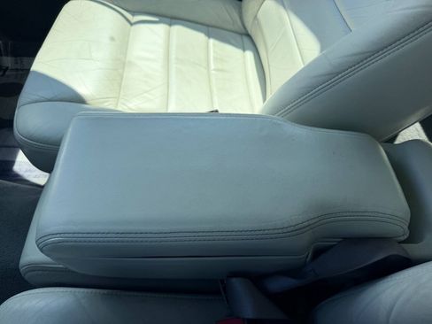 Used 2001 Lincoln Town Car Executive RWD image 31