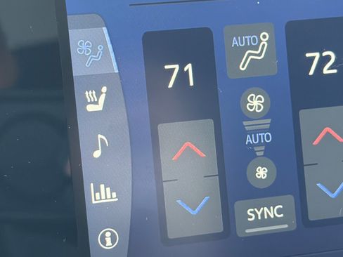 Used 2021 Toyota Venza Limited image 29