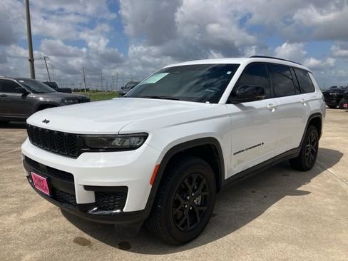 Used 2025 Jeep Grand Cherokee L Laredo RWD image 3