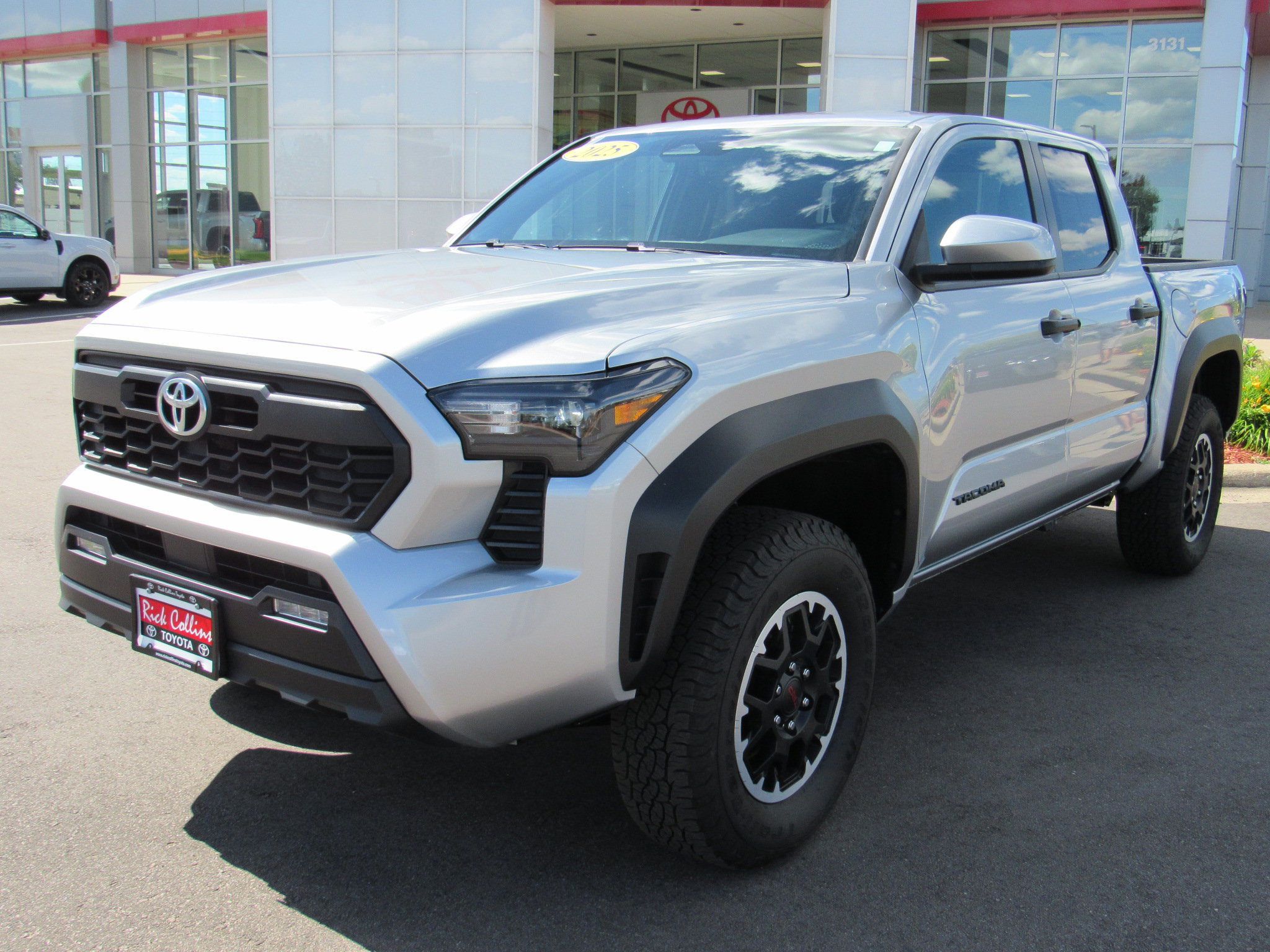 Used 2025 Toyota Tacoma TRD Off-Road AWD/4WD image 2
