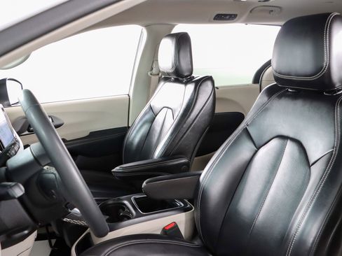 Used 2023 Chrysler Pacifica Touring-L FWD image 23