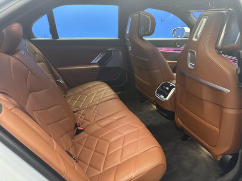 Used 2023 BMW i7 xDrive60 image 25