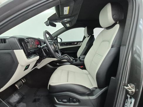 Used 2025 Porsche Cayenne GTS AWD/4WD image 5