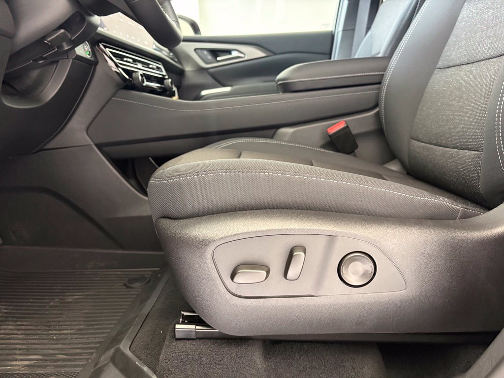 New 2027 Chevrolet Traverse LT w/ Driver Confidence Package FWD image 24