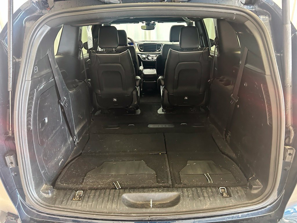 Used 2025 Chrysler Pacifica Premium FWD image 9