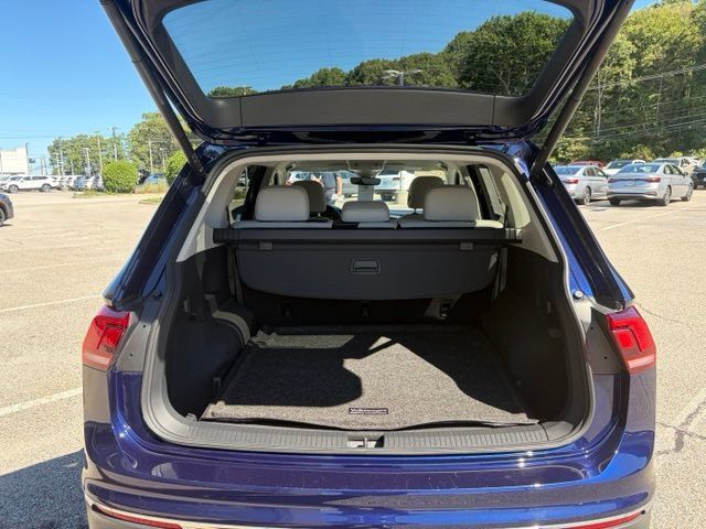 Used 2024 Volkswagen Tiguan SE AWD/4WD image 14