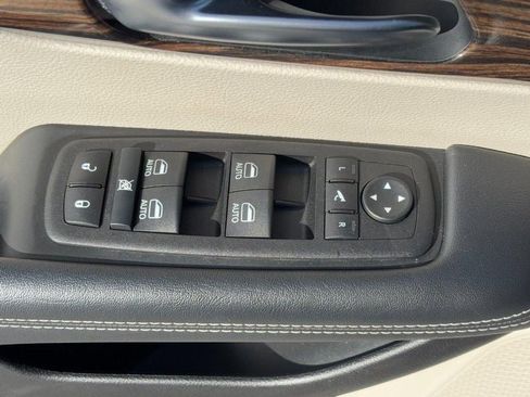 Used 2023 Chrysler Pacifica Limited image 23