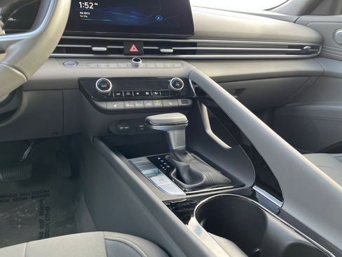 Used 2025 Hyundai Elantra SEL image 40