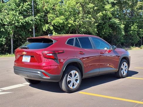 Used 2024 Chevrolet Trax LS FWD image 2