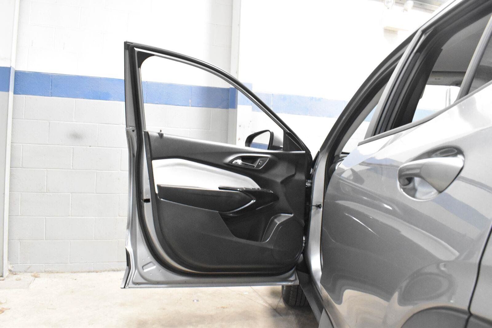 Used 2025 Chevrolet Trax LT FWD image 9