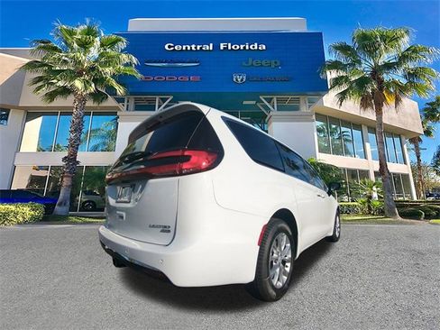 New 2026 Chrysler Pacifica Limited w/ Uconnect Theater Family Group image 5
