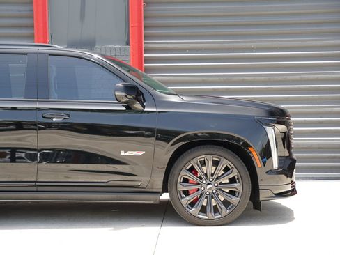 Used 2025 Cadillac Escalade V AWD/4WD image 4