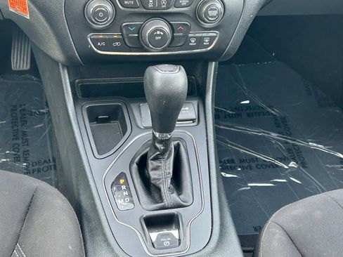 Used 2019 Jeep Cherokee Latitude w/ Popular Appearance Group FWD image 20