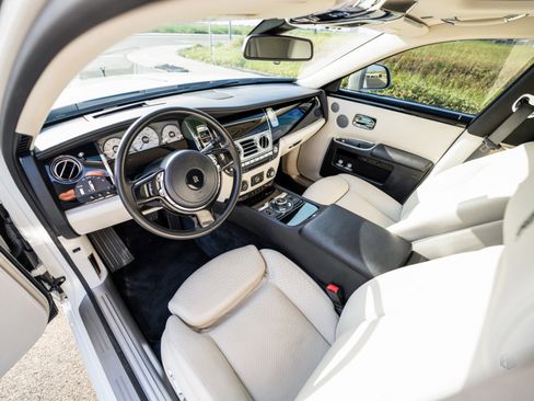 Used 2016 Rolls-Royce Ghost image 21