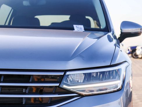 Used 2022 Volkswagen Tiguan SE w/ Panoramic Sunroof Package image 4