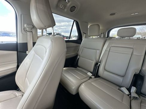 Used 2022 Ford Explorer XLT w/ Equipment Group 202A image 12