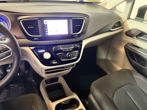 Used 2023 Chrysler Voyager LX FWD image 16