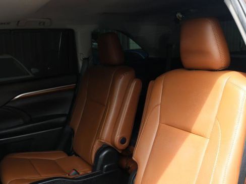 Used 2019 Toyota Highlander Limited FWD image 16