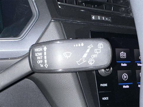 Used 2022 Volkswagen Tiguan SE image 33