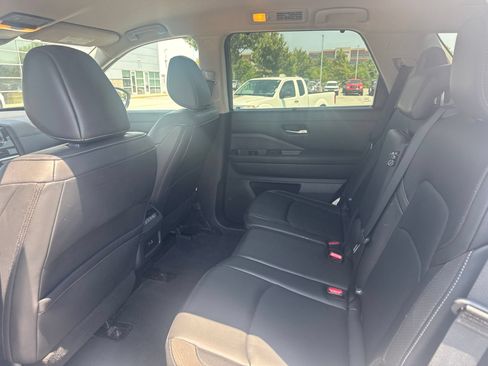Used 2025 Nissan Pathfinder SL FWD image 14