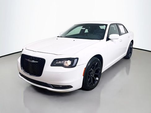 Used 2019 Chrysler 300 S RWD image 3
