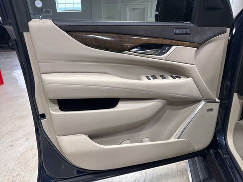 Used 2019 Cadillac Escalade Premium Luxury image 38
