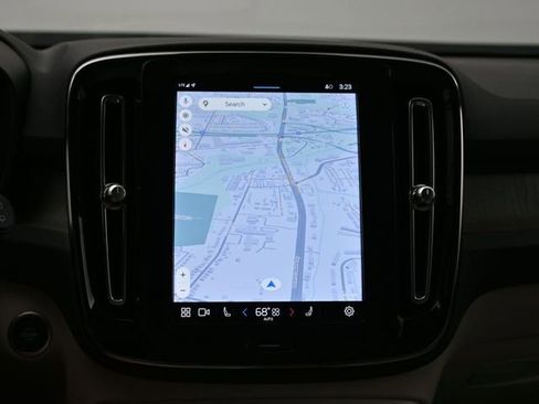 Used 2023 Volvo XC40 B5 Plus image 14