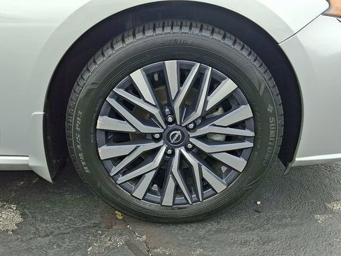 Used 2024 Nissan Altima 2.5 SV w/ SV Premium Package FWD image 8