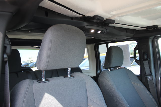 Used 2025 Jeep Wrangler Unlimited Sahara AWD/4WD image 33
