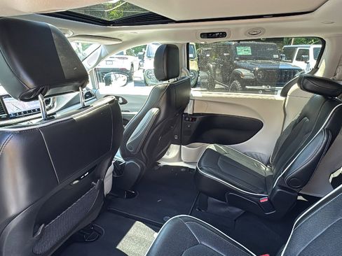 Certified 2024 Chrysler Pacifica Limited FWD image 19
