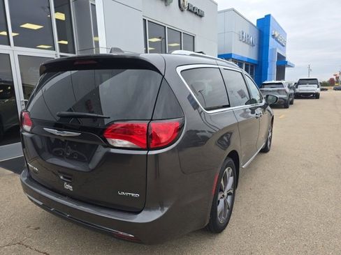 Used 2017 Chrysler Pacifica Limited w/ UConnect Theater Package image 5