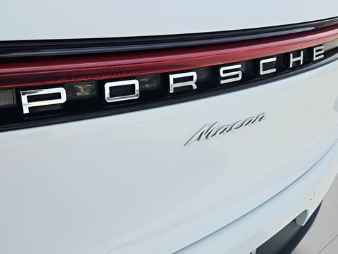 Used 2021 Porsche Macan AWD/4WD image 30