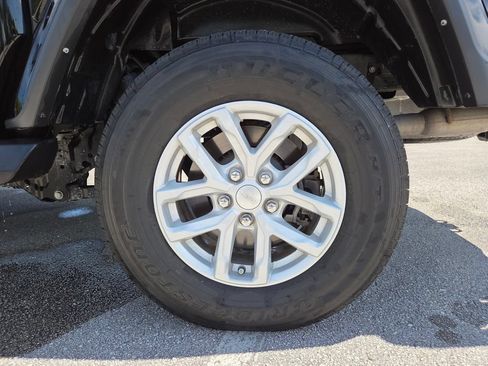 Used 2023 Jeep Gladiator Sport AWD/4WD image 19
