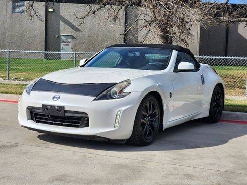 Used 2018 Nissan 370Z Roadster image 11