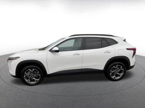 Used 2025 Chevrolet Trax LT w/ LT Convenience Package image 9