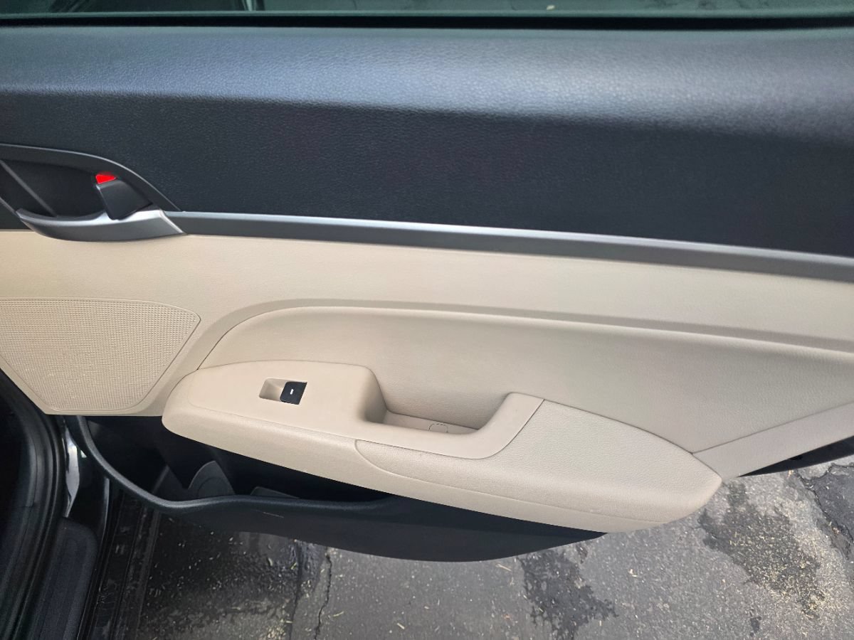 Used 2017 Hyundai Elantra Limited FWD image 34