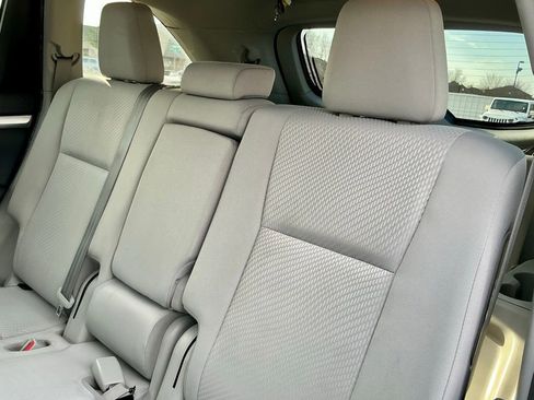 Used 2019 Toyota Highlander LE image 28