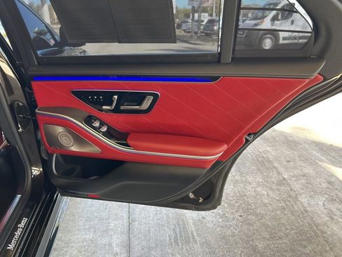 Used 2022 Mercedes-Benz S 580 4MATIC Sedan w/ AMG Line Package image 36