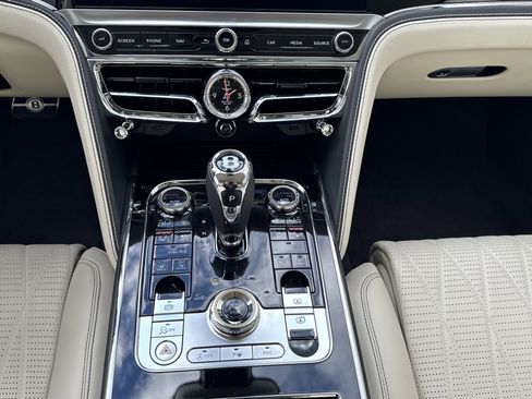 Used 2022 Bentley Flying Spur V8 image 17