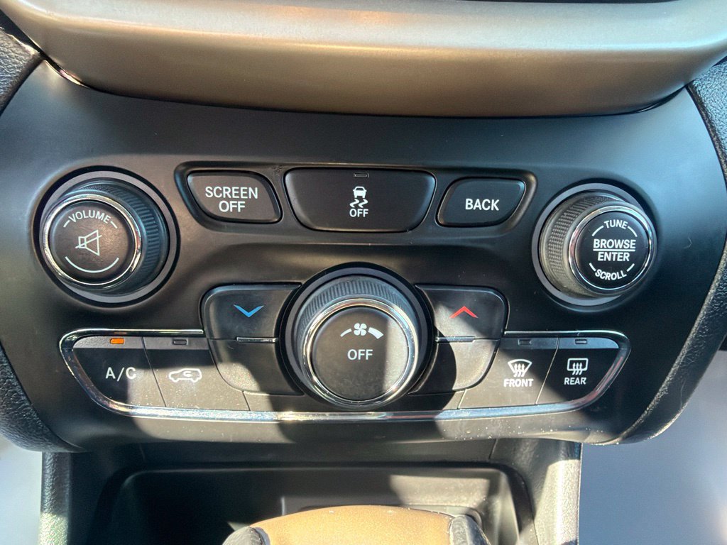 Used 2016 Jeep Cherokee Latitude w/ Cold Weather Group AWD/4WD image 16