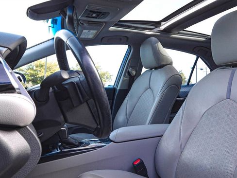 Used 2018 Toyota Camry XLE image 17