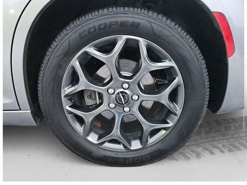 Used 2018 Chrysler 300 S image 17