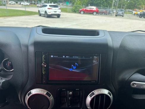 Used 2015 Jeep Wrangler Unlimited Rubicon w/ Connectivity Group AWD/4WD image 13