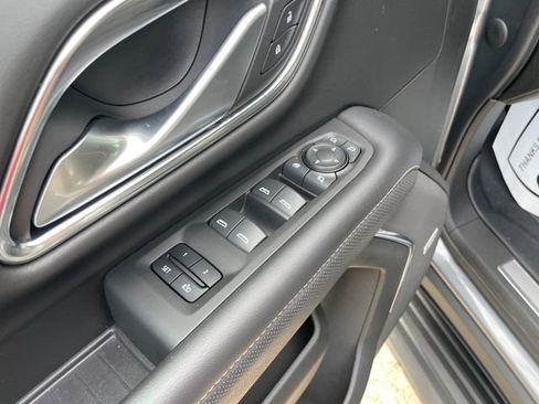 Used 2022 GMC Yukon XL SLT w/ SLT Premium Package image 10