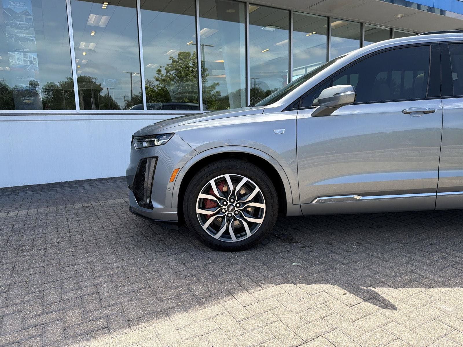 Used 2024 Cadillac XT6 Sport w/ Technology Package AWD/4WD image 9