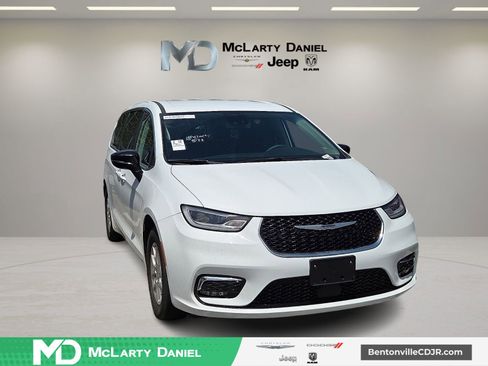 Used 2024 Chrysler Pacifica Touring-L FWD image 1