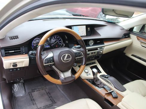 Used 2018 Lexus ES 300h image 19